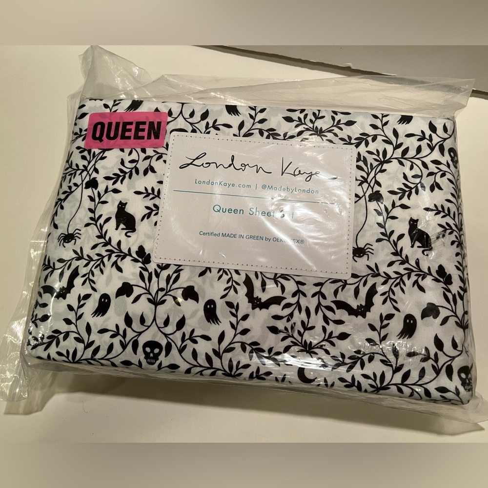 NWOT LONDON KAYE QUEEN HALLOWEEN SHEET SET.